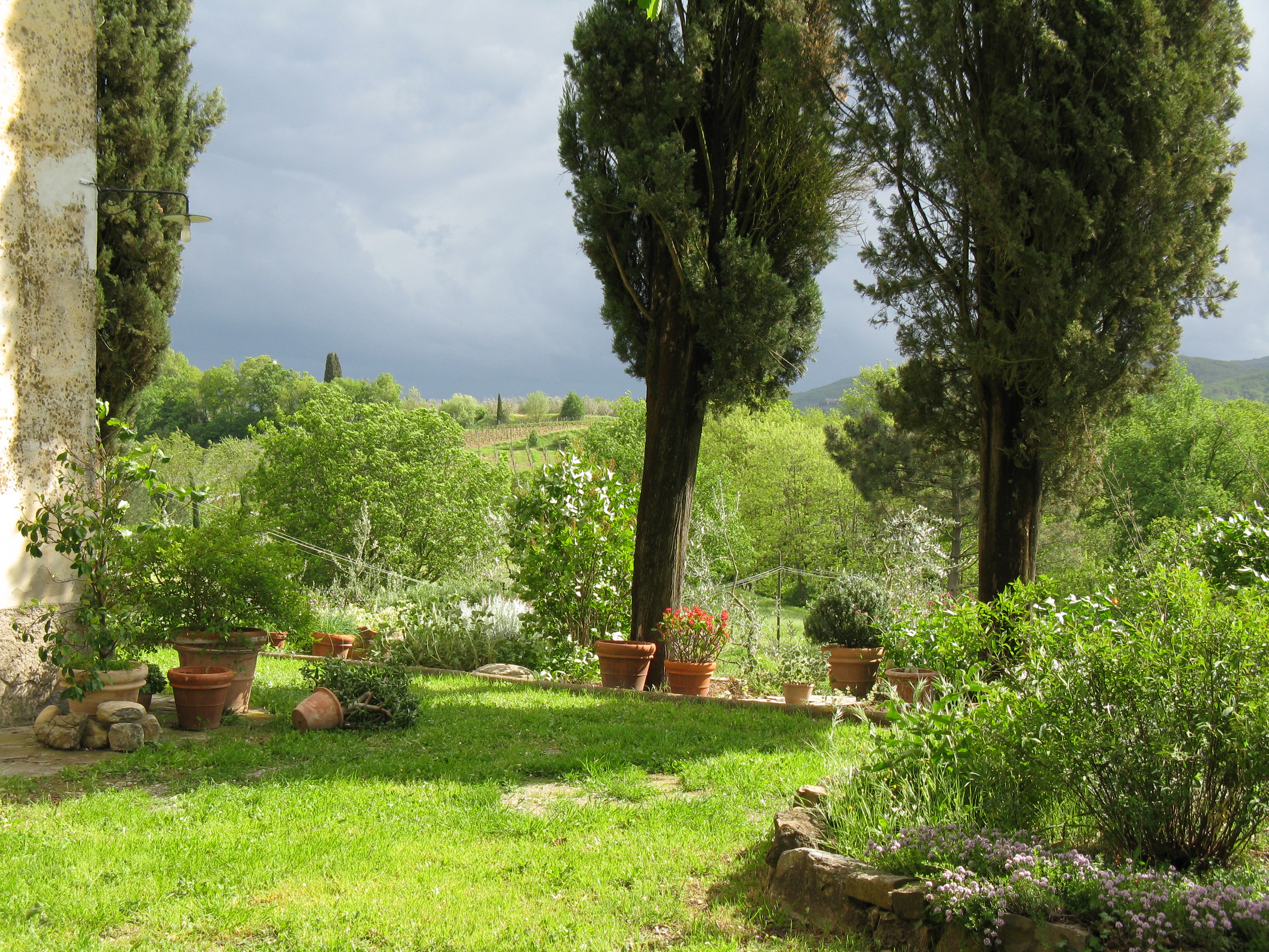 Cottage-style garden at Il Poggiolo